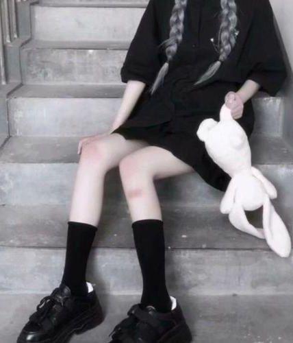 《引诱的清冷男主他黑化了》 作者:妖妃兮